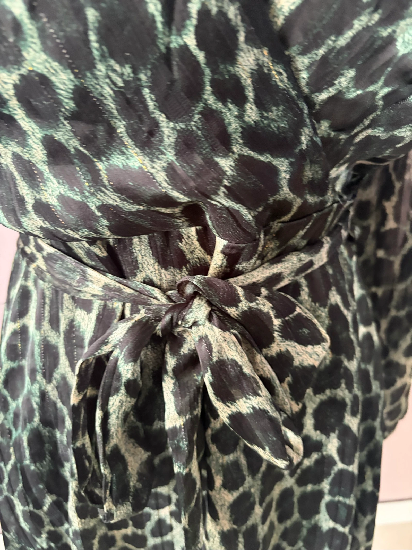 Vestido Portefeuille Leopardo Verde e Preto - Lilie Rose - Tamanho S/M - Muito Bom Estado – photo 3